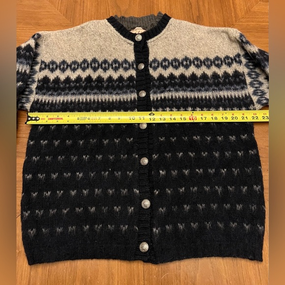 Vintage WOOLRICH Women’s Fair isle Nordic Wool Sweater Silver Button Blue USA - Picture 7 of 8